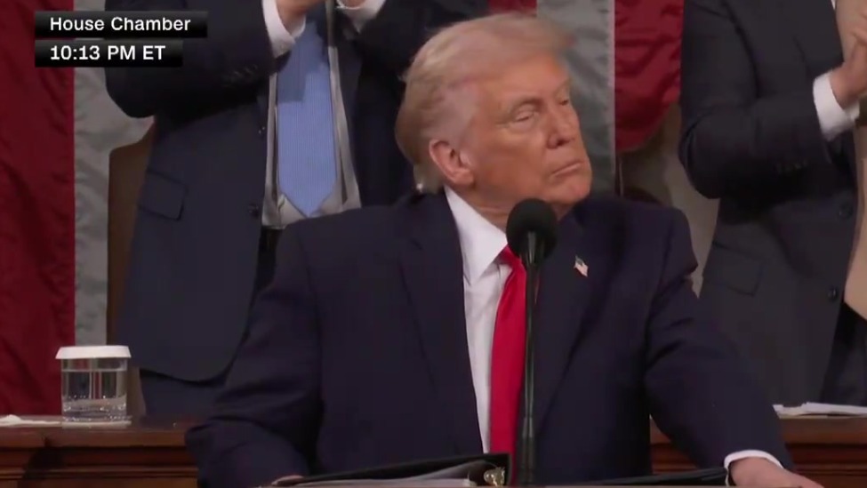 特朗普指着民主党骂：这群人是疯子，疯子