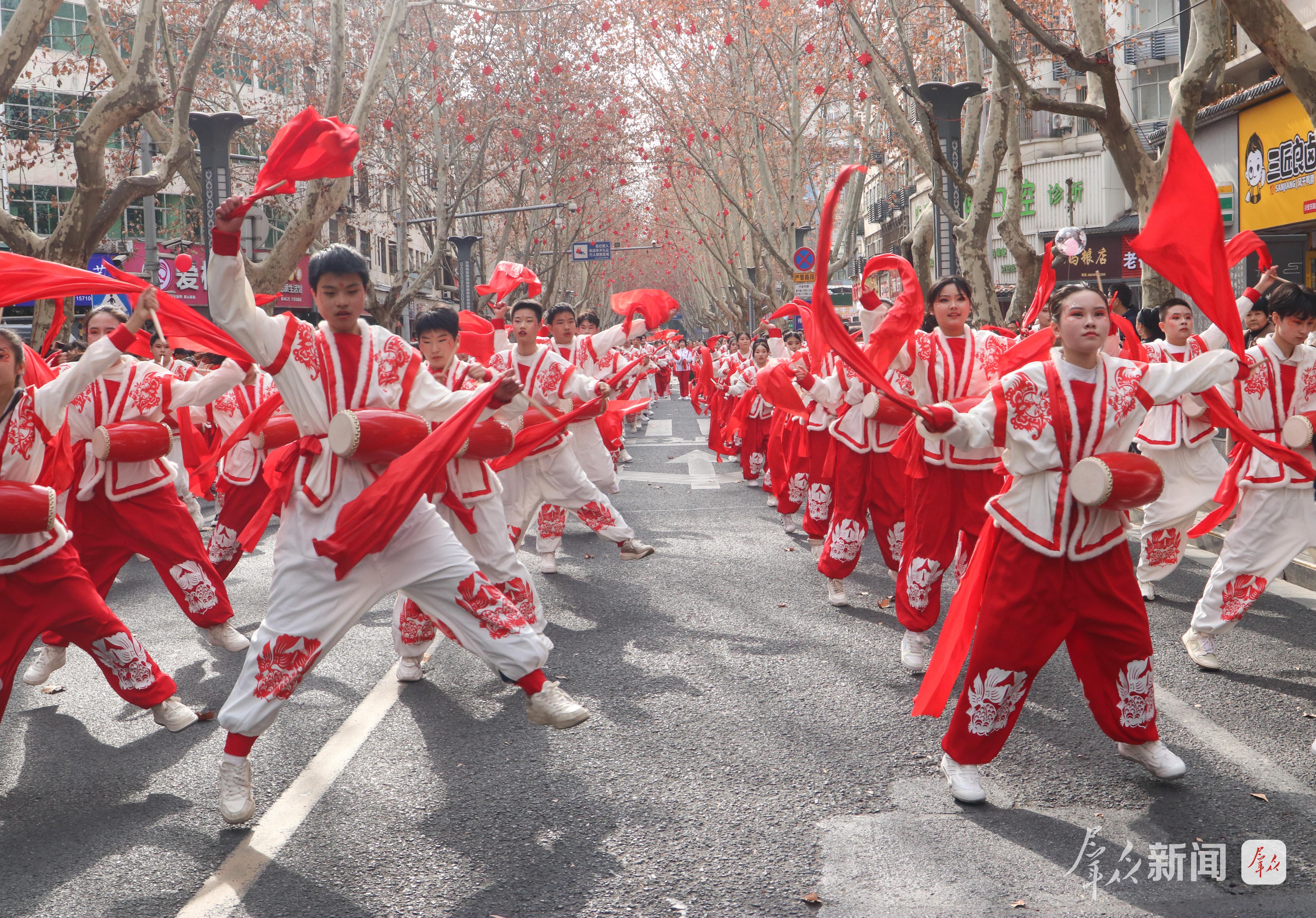 2月27日,演员在社火巡游中进行腰鼓表演。