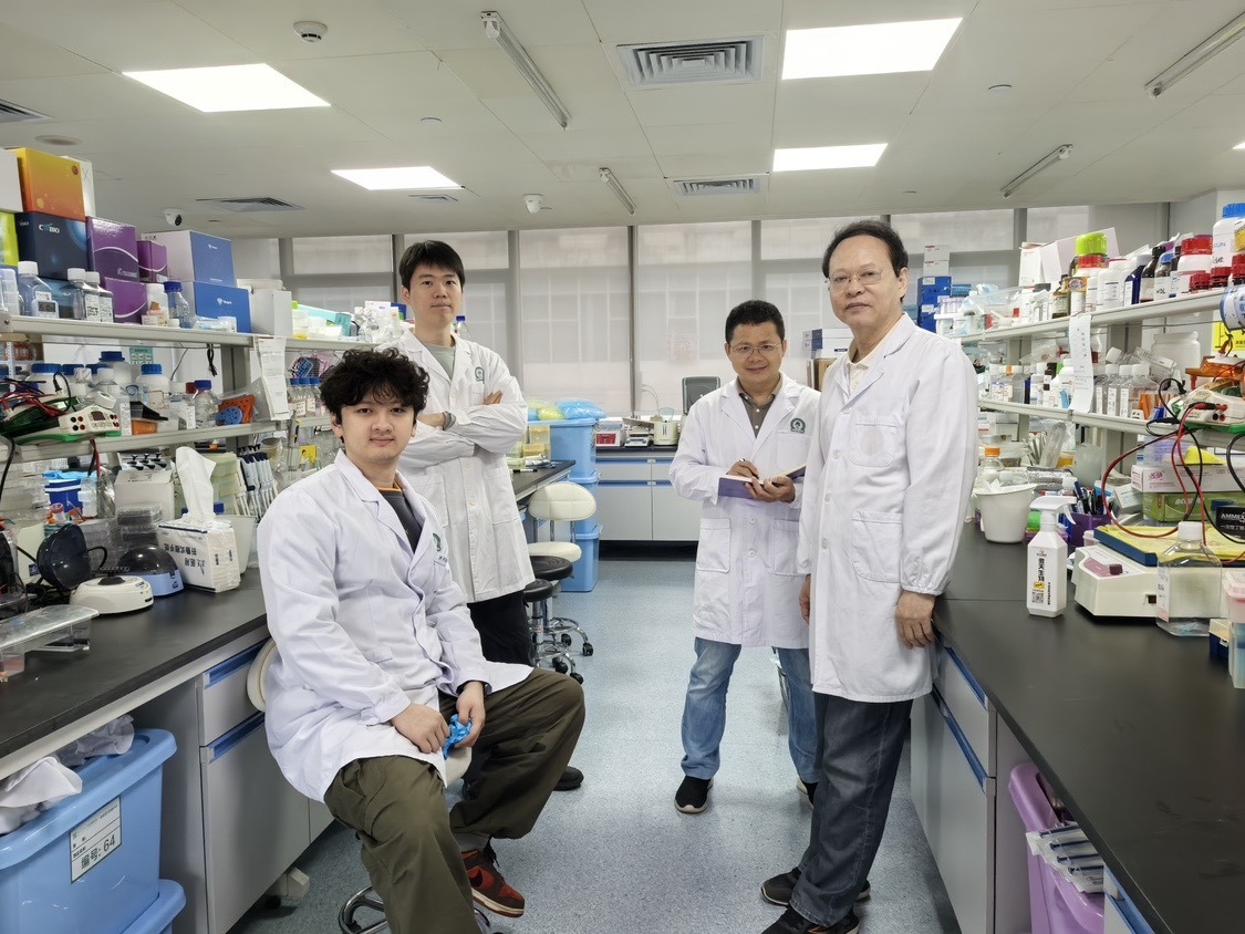 南方医科大学深圳医院李欣教授（右一）团队