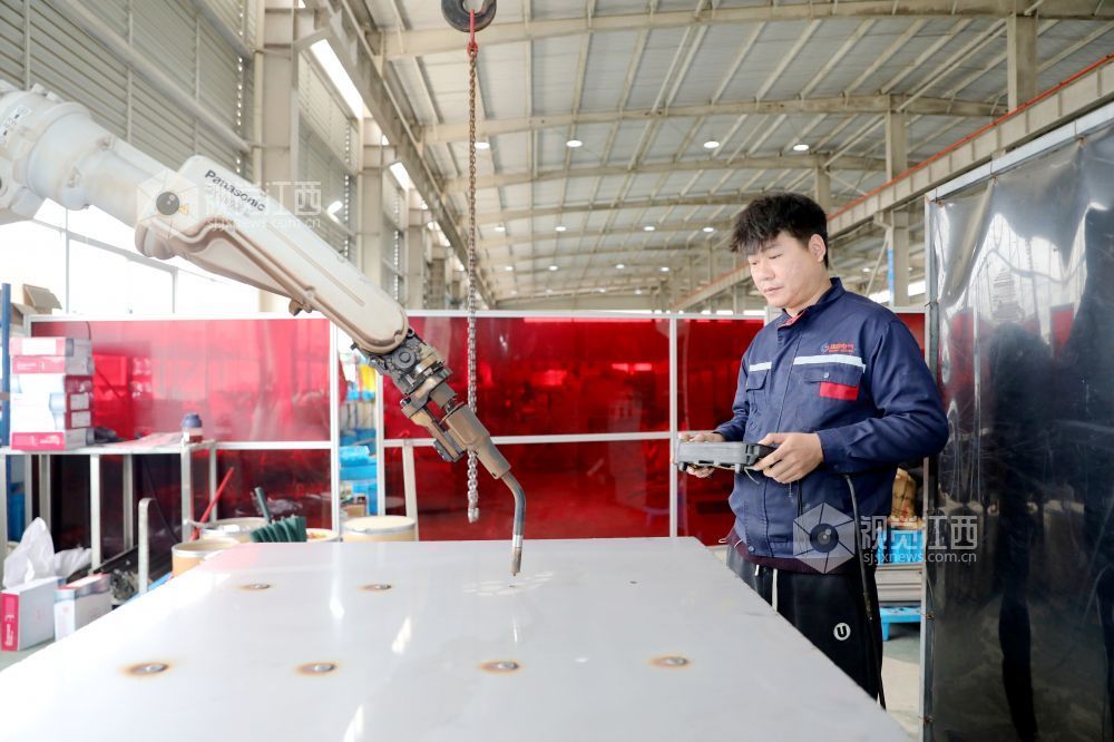 2026年2月25日,江西省吉安市峡江县城南工业园区一电器企业生产车间,工人在赶制变压器订单。