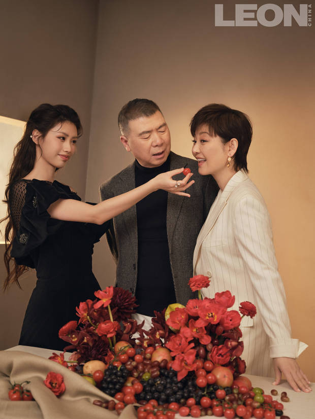 冯小刚徐帆徐朵亲密互动。