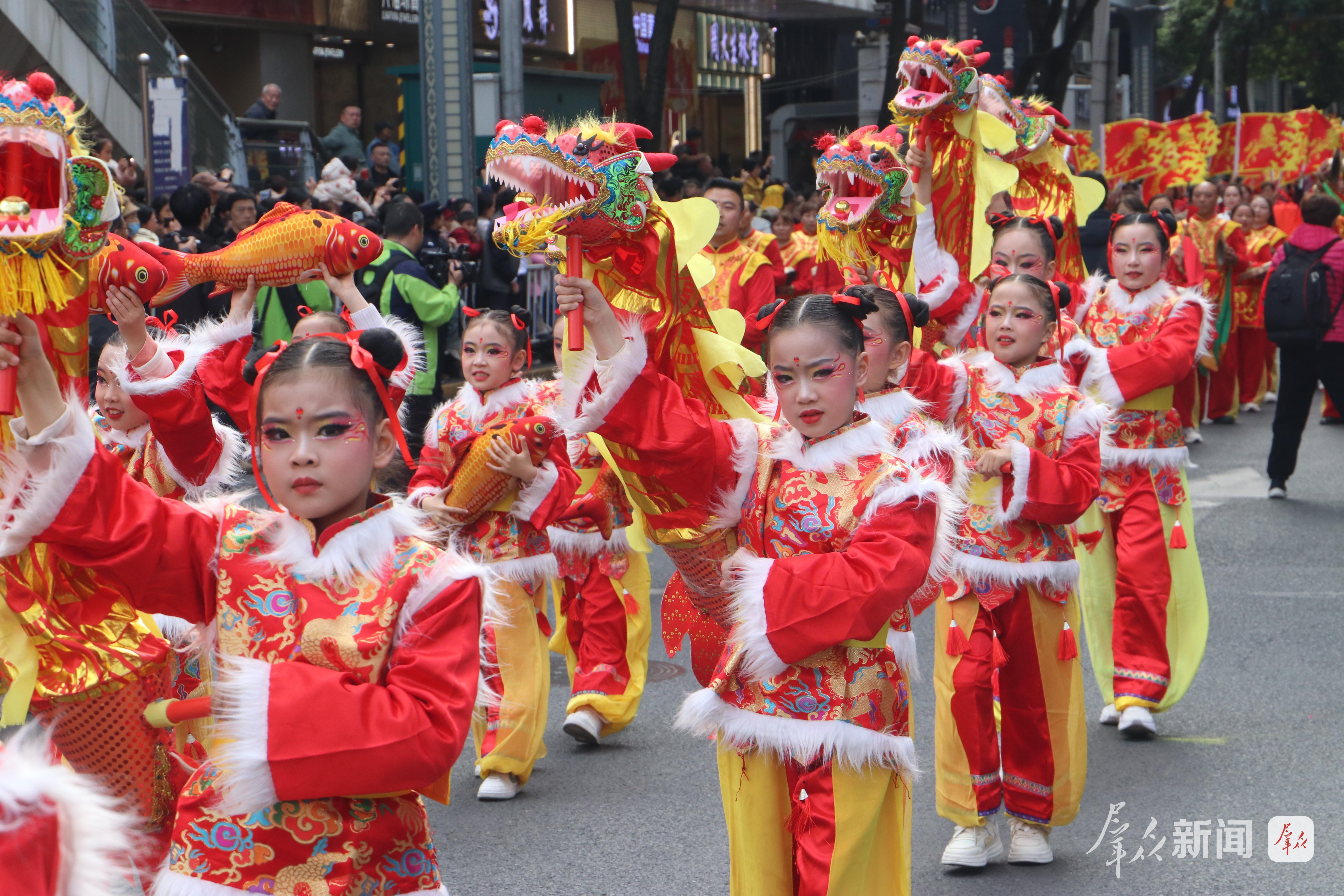 2月27日,演员在社火巡游中表演。