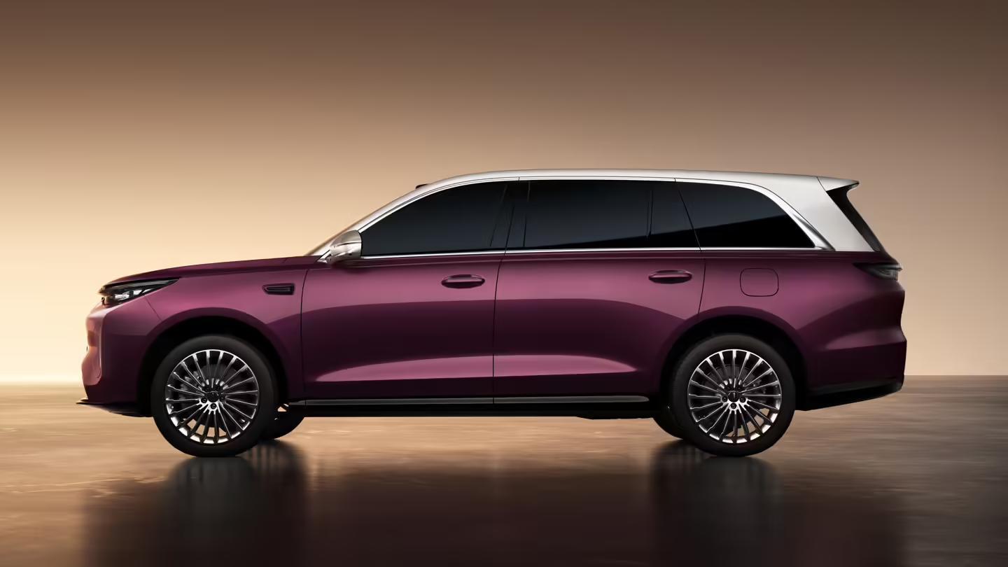 官图显示，新车车头搭载激光雷达，线条简洁，具备大六座 SUV 的沉稳、豪华气息。值得一提的是，新车配备了更强调质感的紫金双拼色。