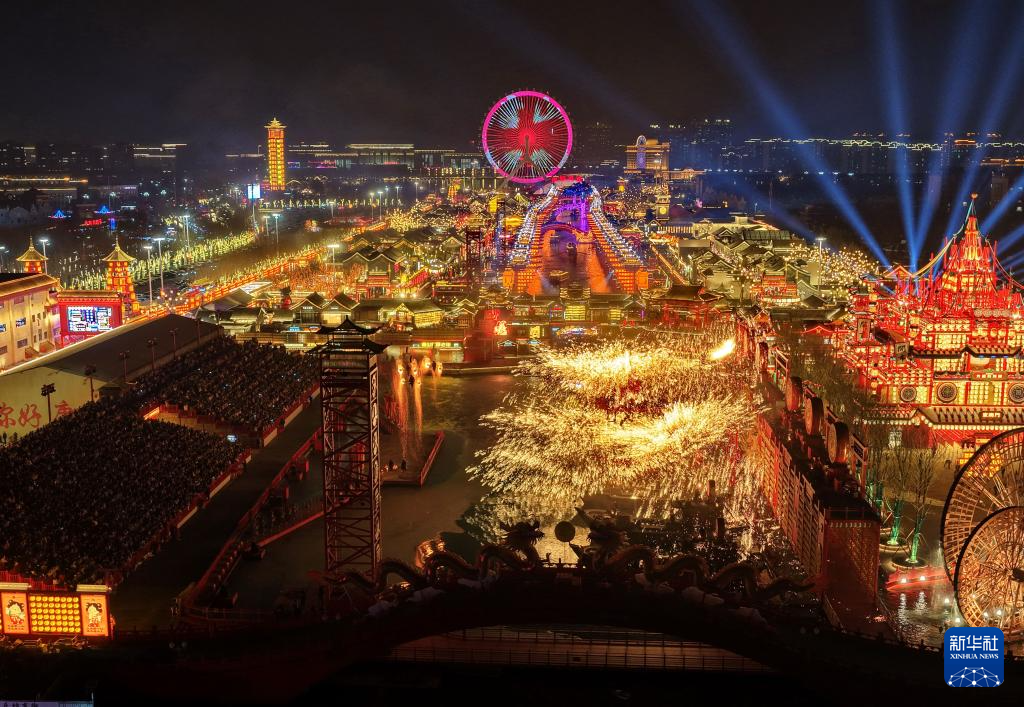 2月20日,民间艺人在河北省唐山市丰南区河头老街为游客表演“打树花”(无人机照片)。