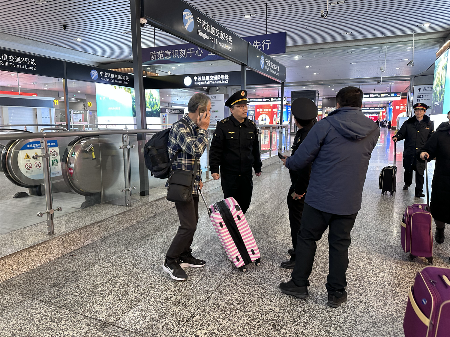 深夜守护，铺就温暖回家路