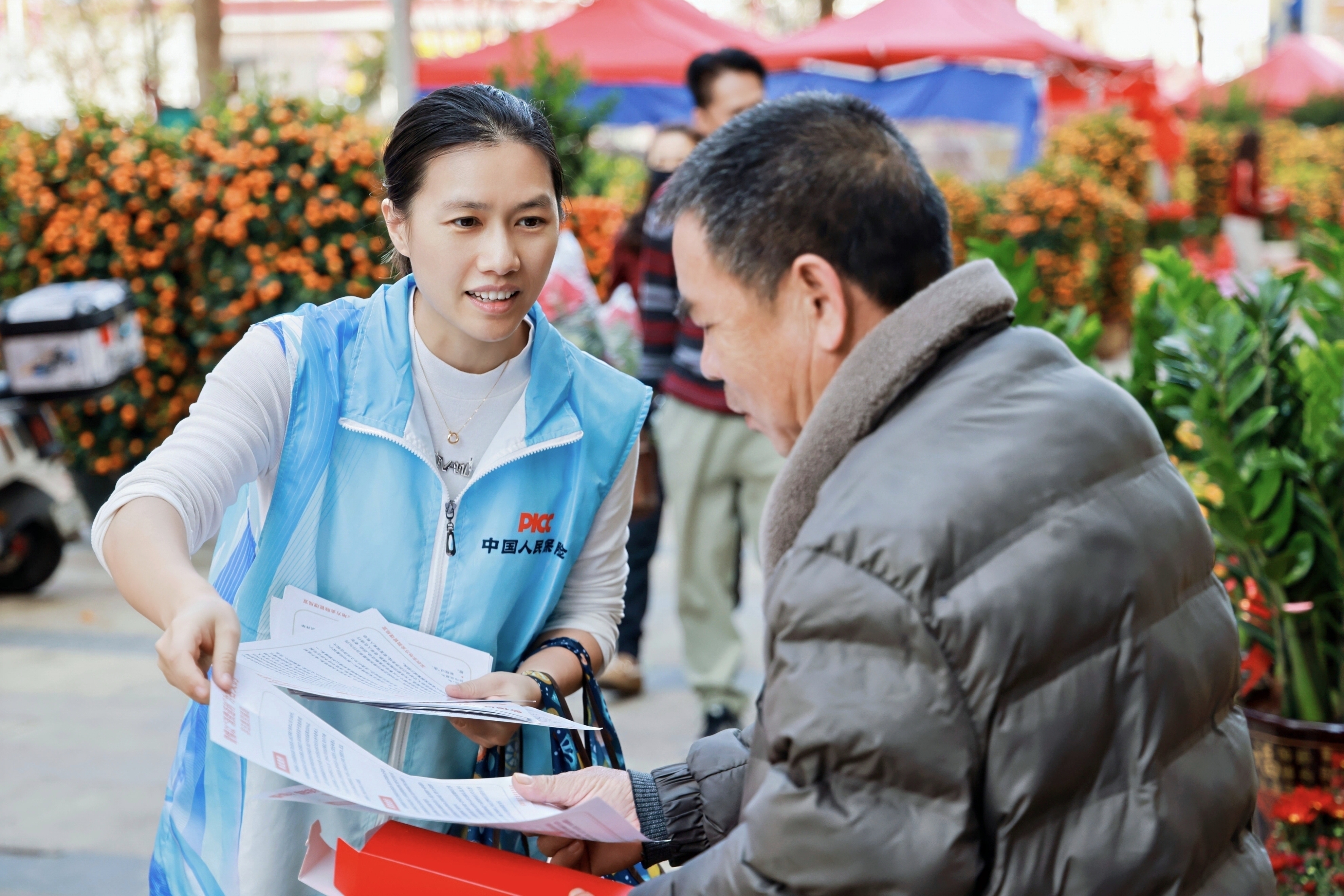 金融护航迎新春 人保“青骑兵”志愿者开展岁末年初防非反诈主题宣传活动