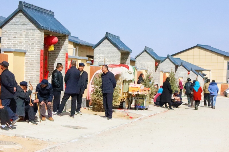 旧庄沟村村民正在家门口悠闲的聊天(央广网记者 魏晋雪 摄)