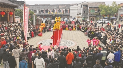 春节假期，游客们在上清古镇观看传统舞狮表演。