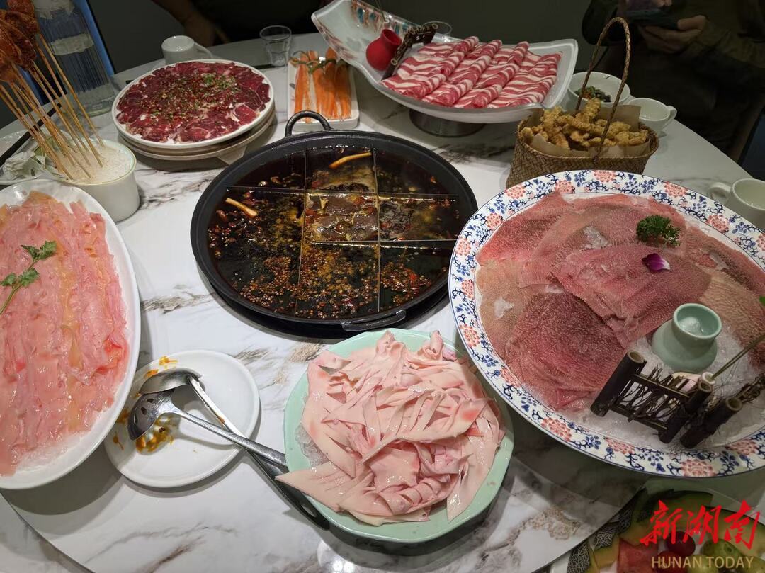 色香味俱全的九宫格火锅。