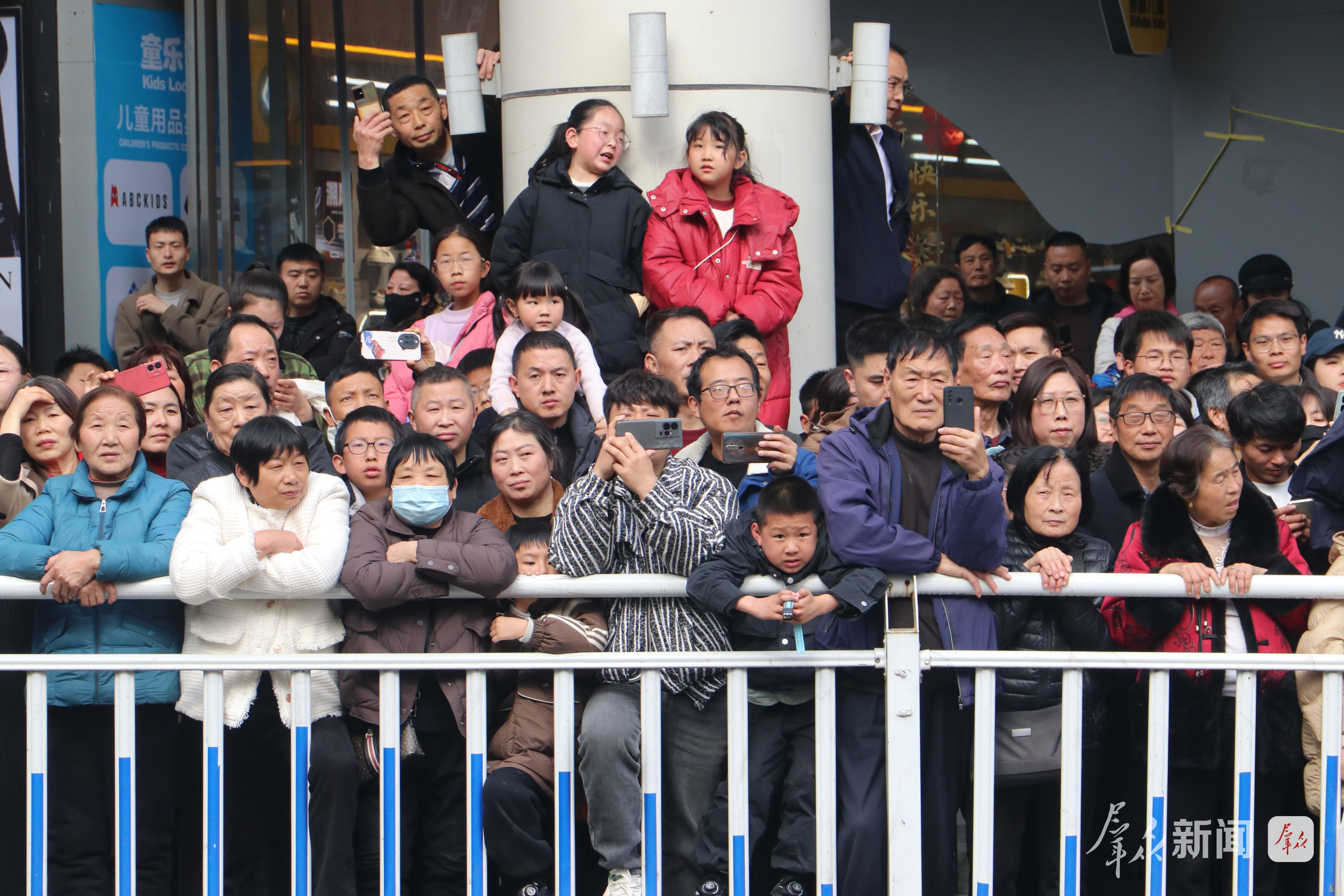 2月27日,观众欣赏社火巡游。