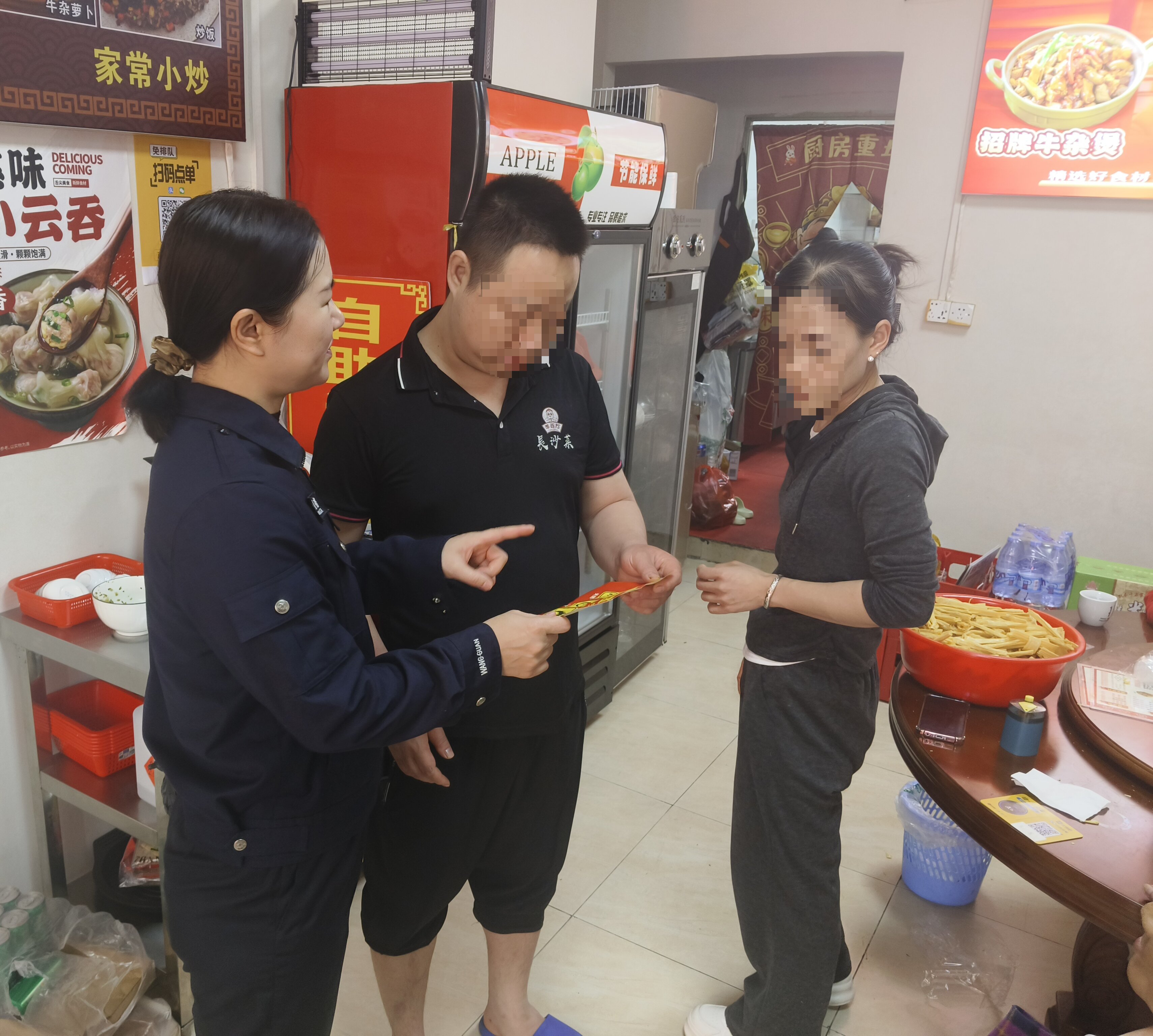 西乡网格员用“敬业福”换取群众“平安福”
