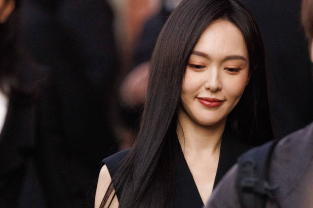 唐嫣妆造非常干练。