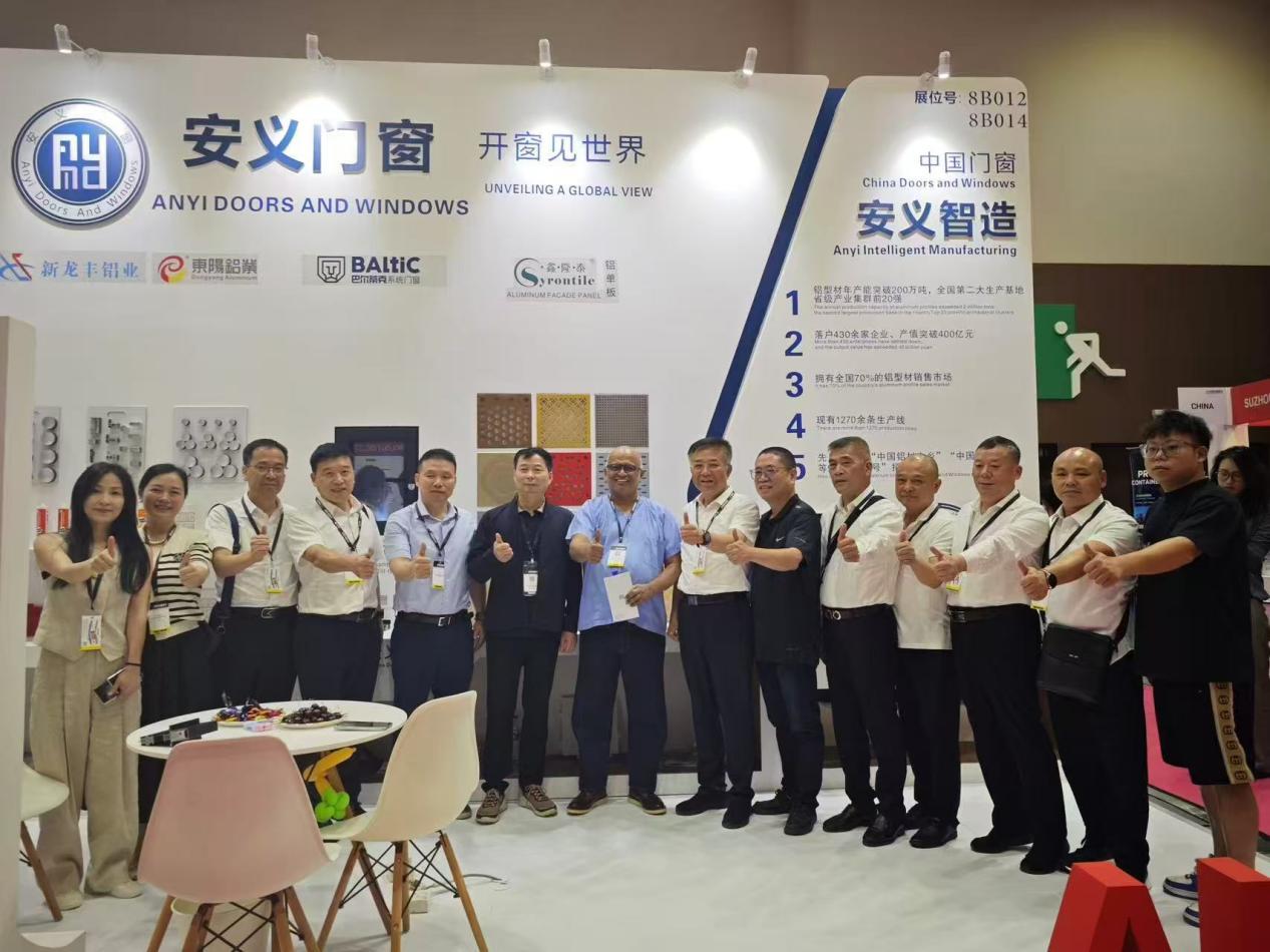 安义县建材企业代表团参加马来西亚吉隆坡国际建筑及室内装饰设计展览会。