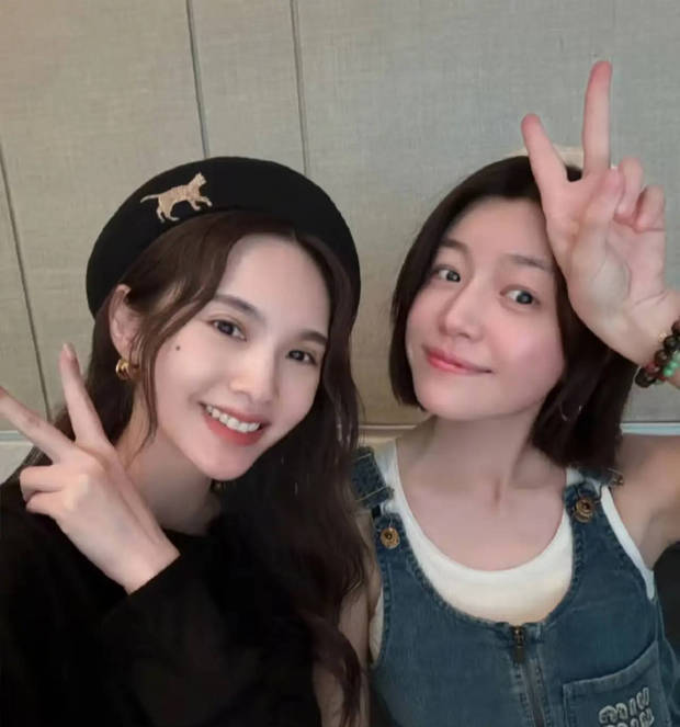 杨丞琳戴贝雷帽甜笑，陈妍希比耶，闺蜜同框温柔又养眼。