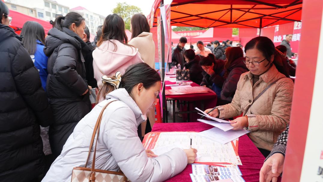 庐山市举行2026年春风行动暨就业援助季专场招聘活动