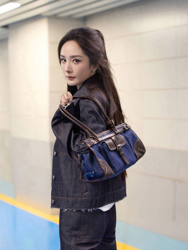 杨幂黑发红唇好美丽。