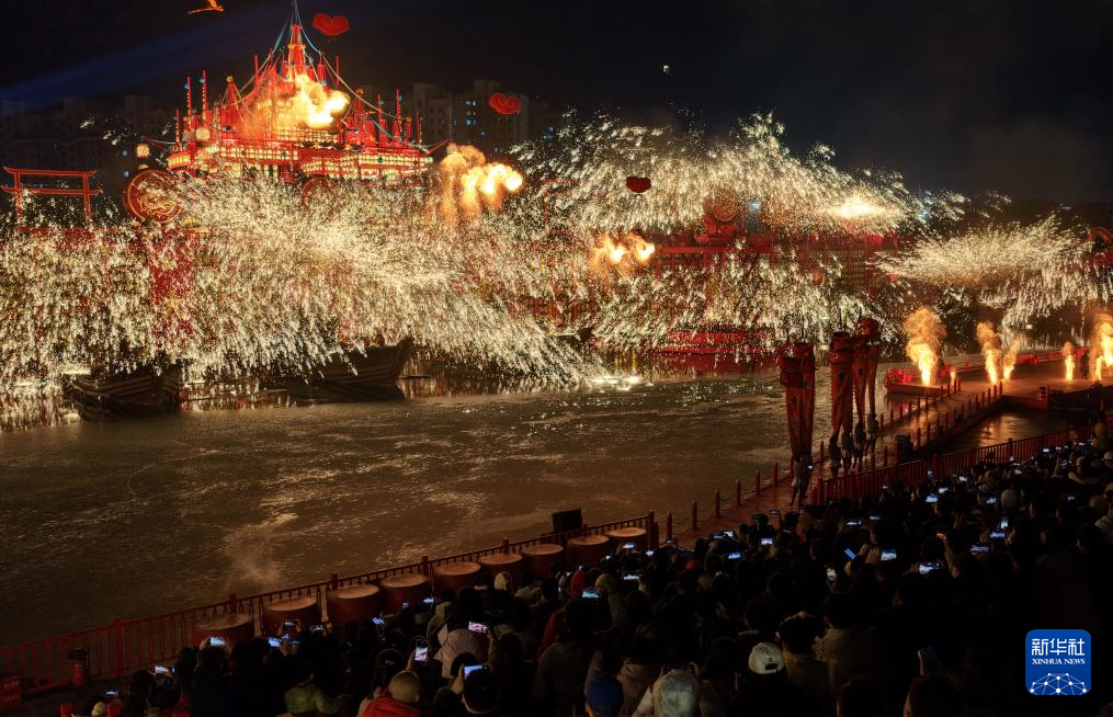 2月20日,民间艺人在河北省唐山市丰南区河头老街为游客表演“打树花”(无人机照片)。