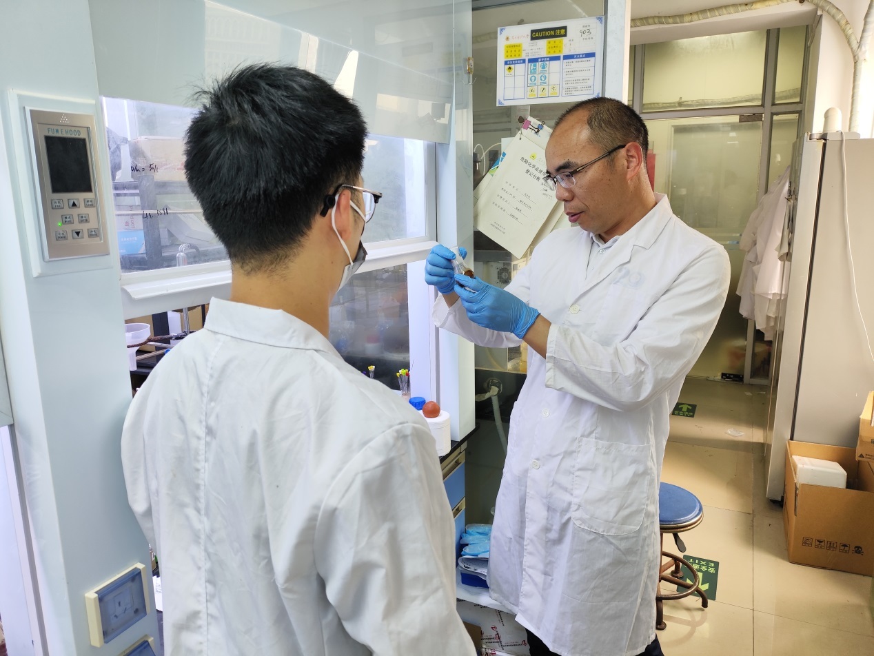 科研人员在做实验