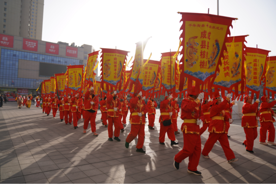 成县:民俗社火展演点燃节日激情874.png
