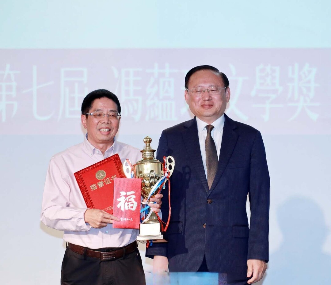 中国驻奥克兰总领馆陈世杰总领事为聂茂颁奖