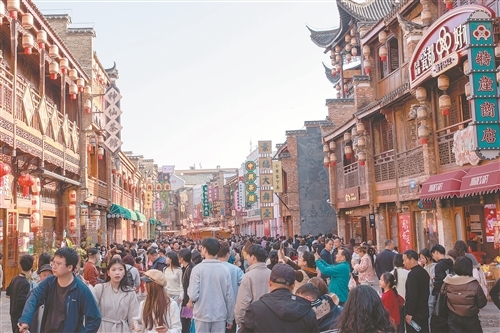 2月21日,正月初五,景德镇陶阳里历史文化旅游区中山北路步行街人头攒动,游客们穿梭其间,赏非遗、购瓷器,热闹非凡。本报全媒体记者 吴福清摄