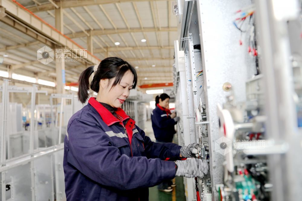 2026年2月25日,江西省吉安市峡江县城南工业园区一电器企业生产车间,工人在赶制变压器订单。