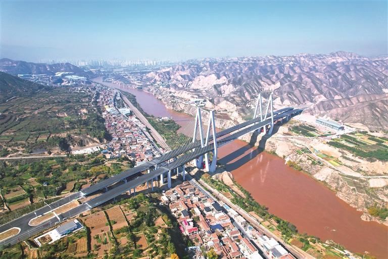 桑园子黄河大桥建成通车，将榆中县与兰州主城区的时空距离大幅缩短，昔日的交通瓶颈化作区域联动的枢纽。资料照片