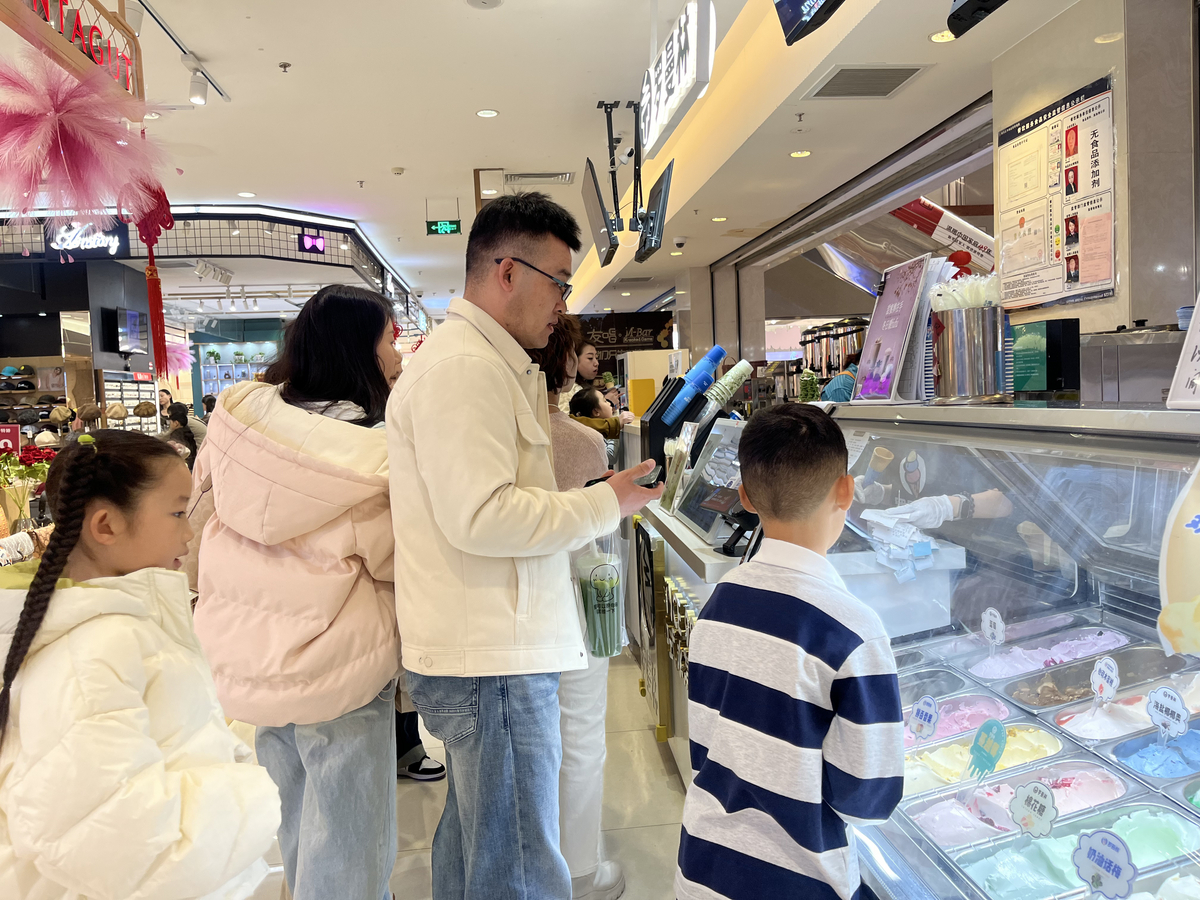 商场内市民正在排队购买冰激凌 吕慧 摄