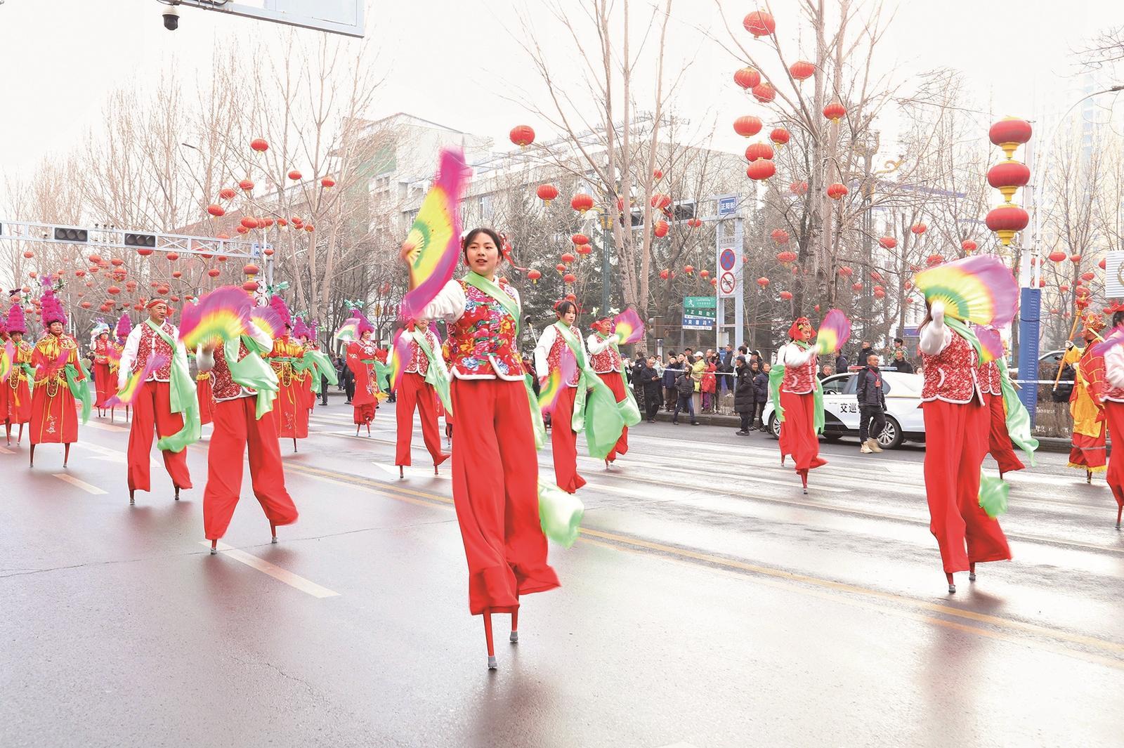 通化县快大茂镇第十届秧歌汇演吸引近万名观众同乐新春。 本报记者 李铭 摄