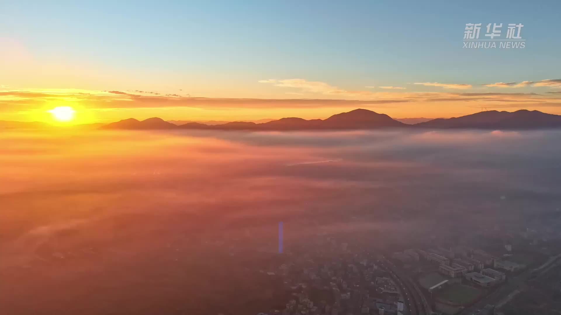 云南鲁甸：云海翻涌宛若水墨长卷