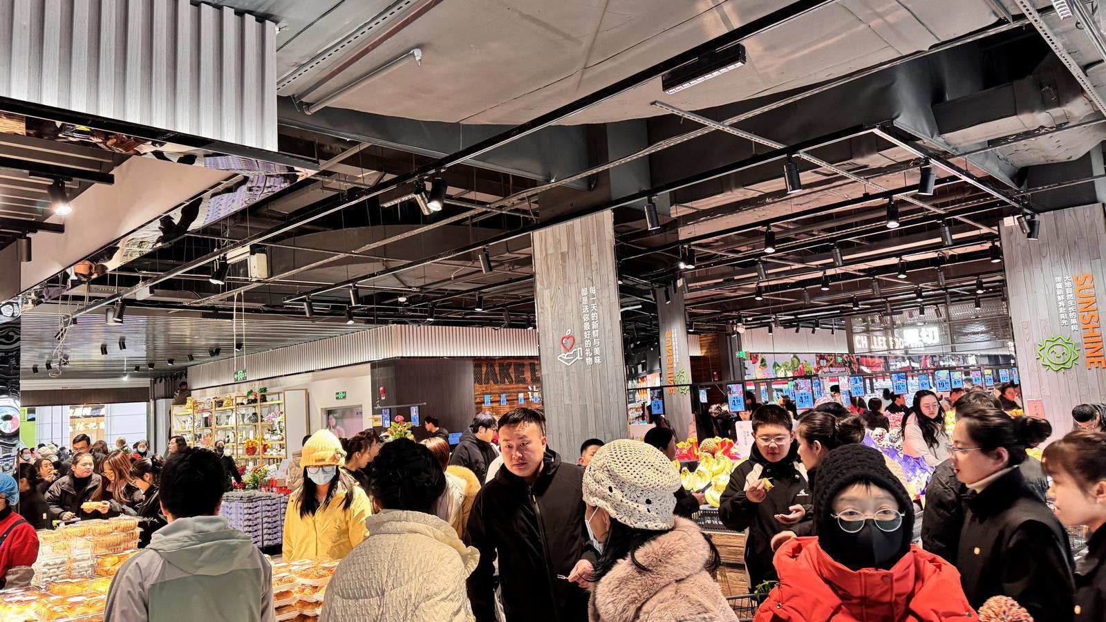 市民在超市采购年货