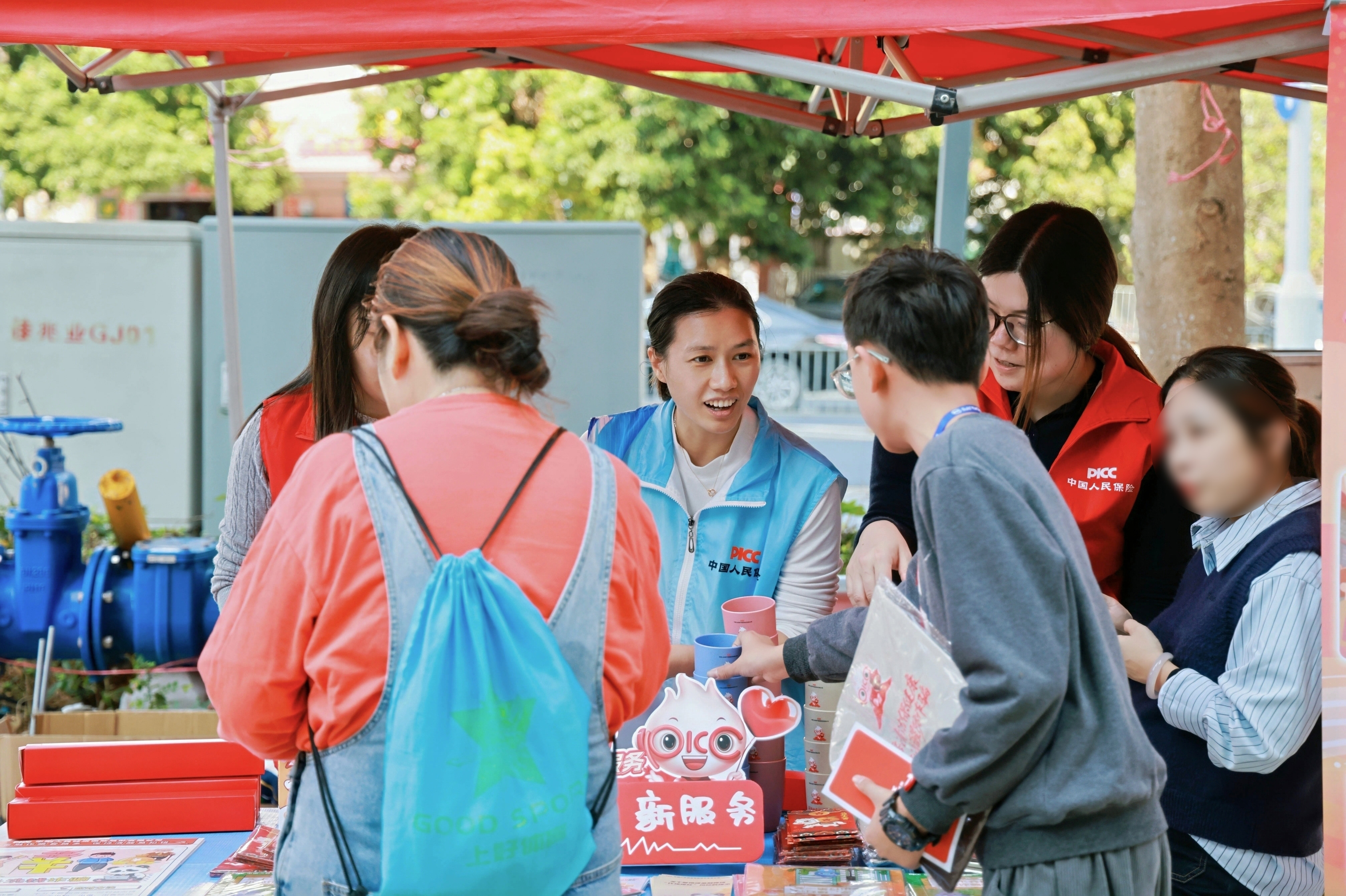 金融护航迎新春 人保“青骑兵”志愿者开展岁末年初防非反诈主题宣传活动