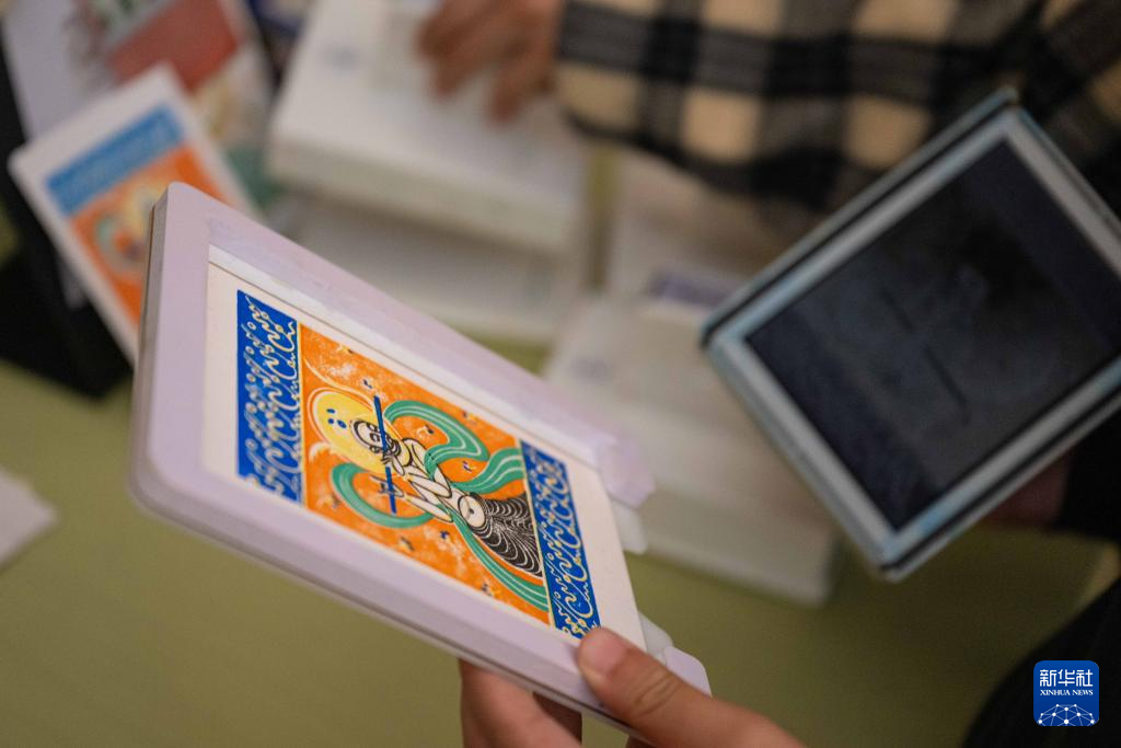 2月20日,市民在敦煌文化周活动上体验套色印章。新华社发(张金加 摄)