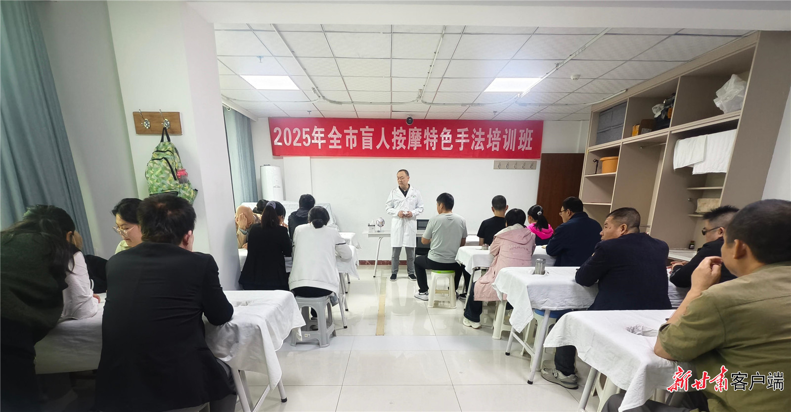 马强在白银市盲人按摩特色手法培训班上授课（资料图）