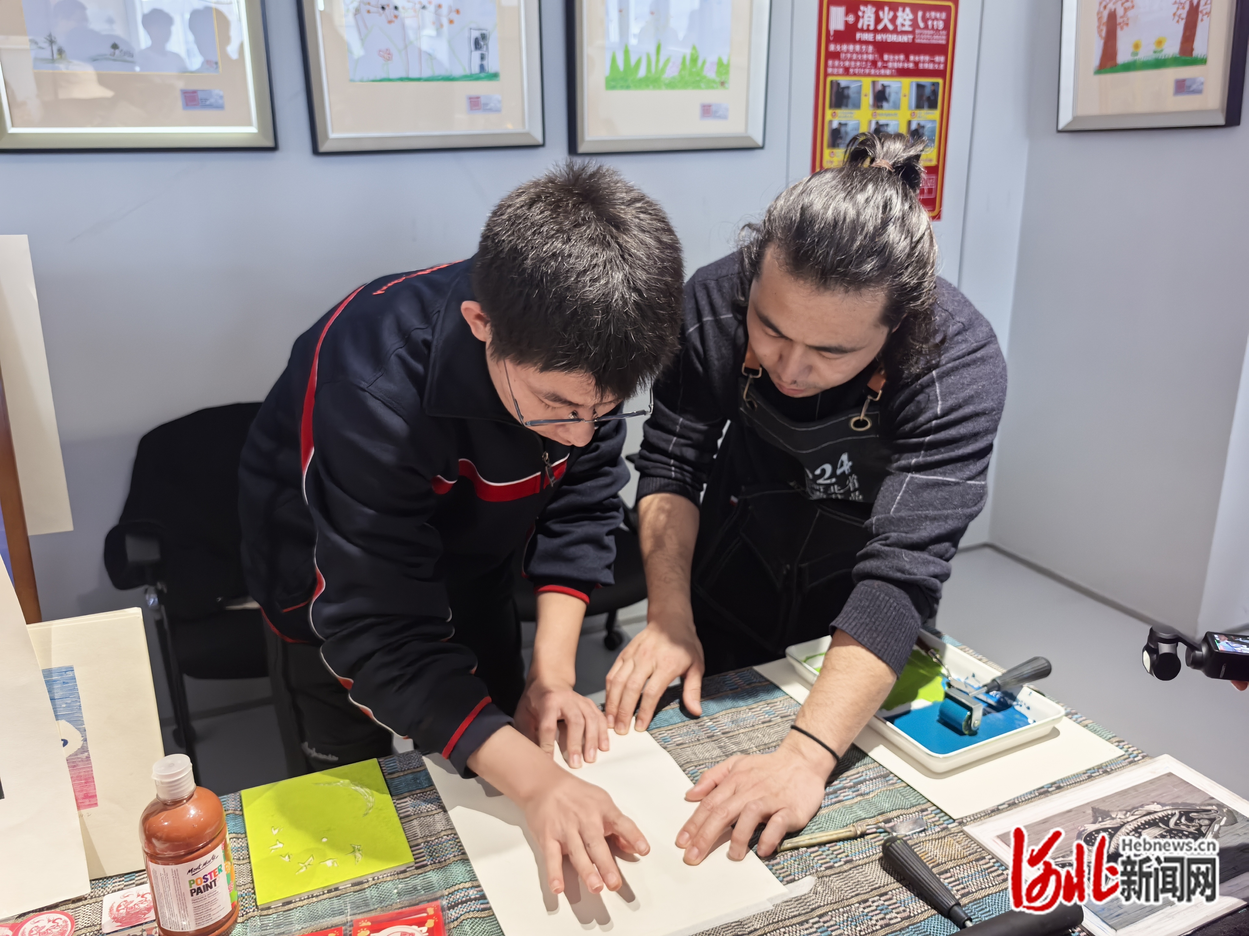 王钢强指导市民体验版画制作。赵家琪摄