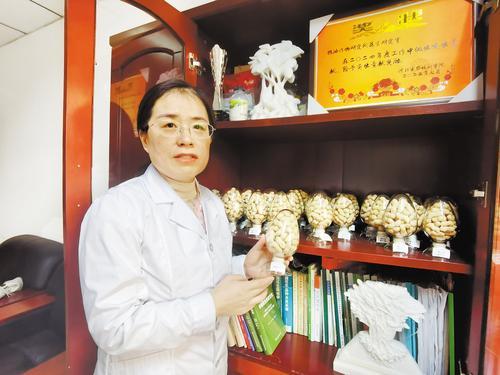 1月22日，河北省农林科学院粮油作物研究所，河北省花生产业体系首席科学家、研究员王瑾介绍自主培育的高油酸花生品种。本报记者 李冬云摄