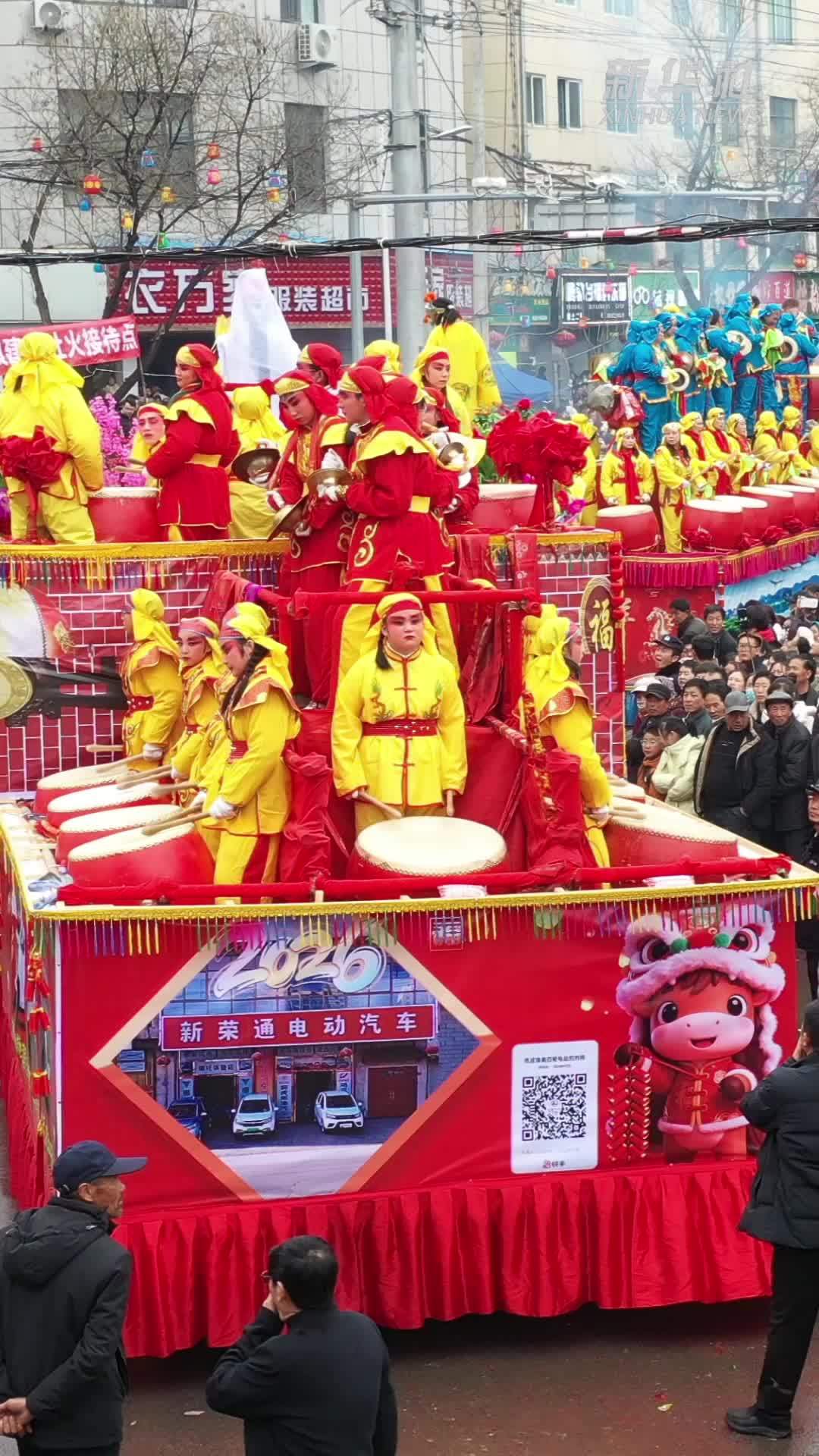 一起去看看！被“抬”起来表演的社火有多热闹