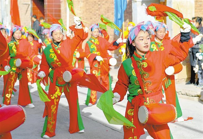 孩子们加入兰州市西固区柳泉镇社火展演，亲身体验腰鼓表演活动。新甘肃&middot;甘肃日报记者　马伊星