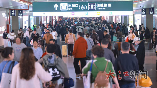 2月23日，到达南昌站的旅客正在出站。（张杰摄）