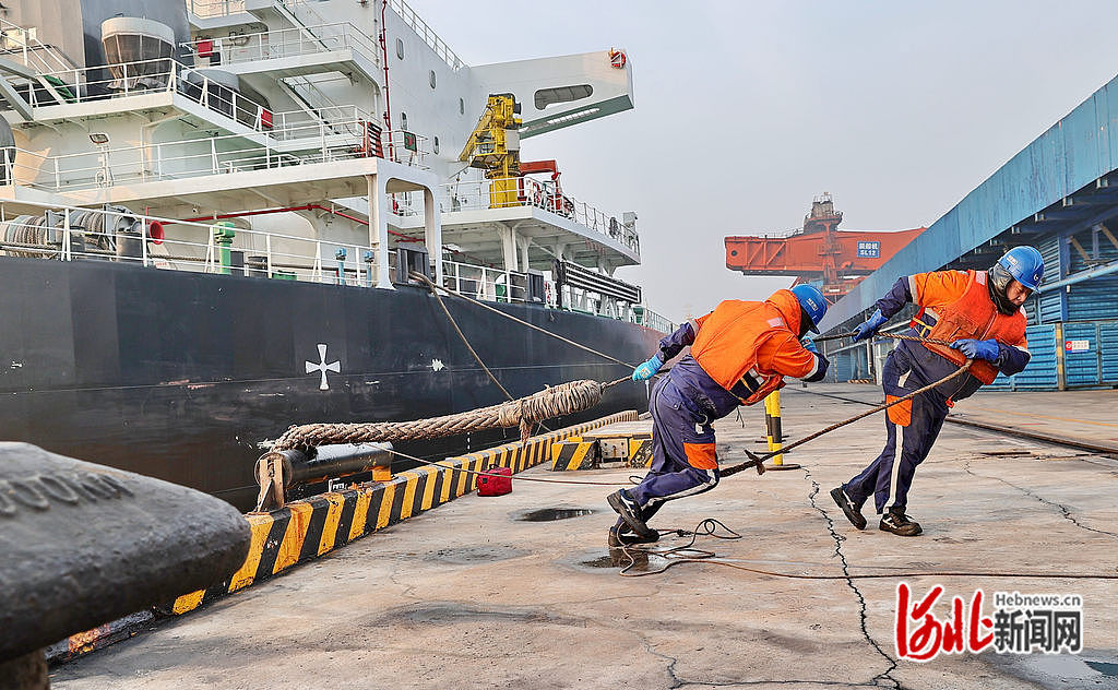 2月17日，河北港口集团秦皇岛港股份有限公司职工在煤五期码头对停靠船舶进行带缆作业。 河北日报记者 赵杰摄
