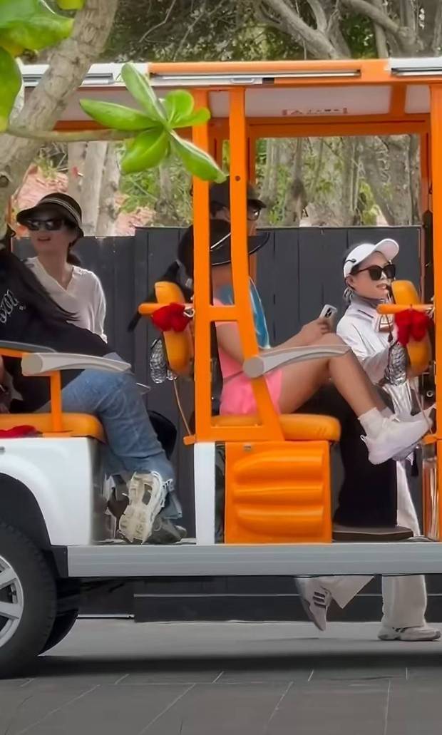 章子怡坐观光车神情放松，陪醒醒出游超惬意。