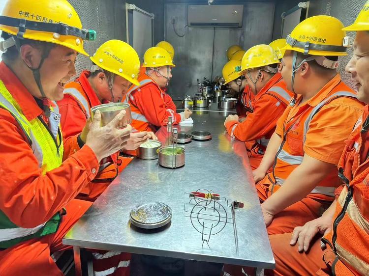 2月25日，在胶州湾第二隧道项目盾构施工现场休息室，工人们正在吃午餐。（受访者供图）