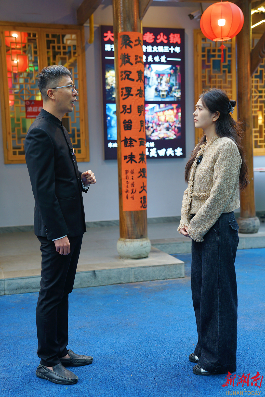 李析力（左）为湖南日报记者解联。