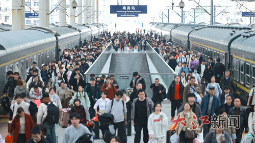 2月23日，南昌迎来春运客流返程高峰。图为到达南昌站的旅客从站台上出站。（张杰摄）
