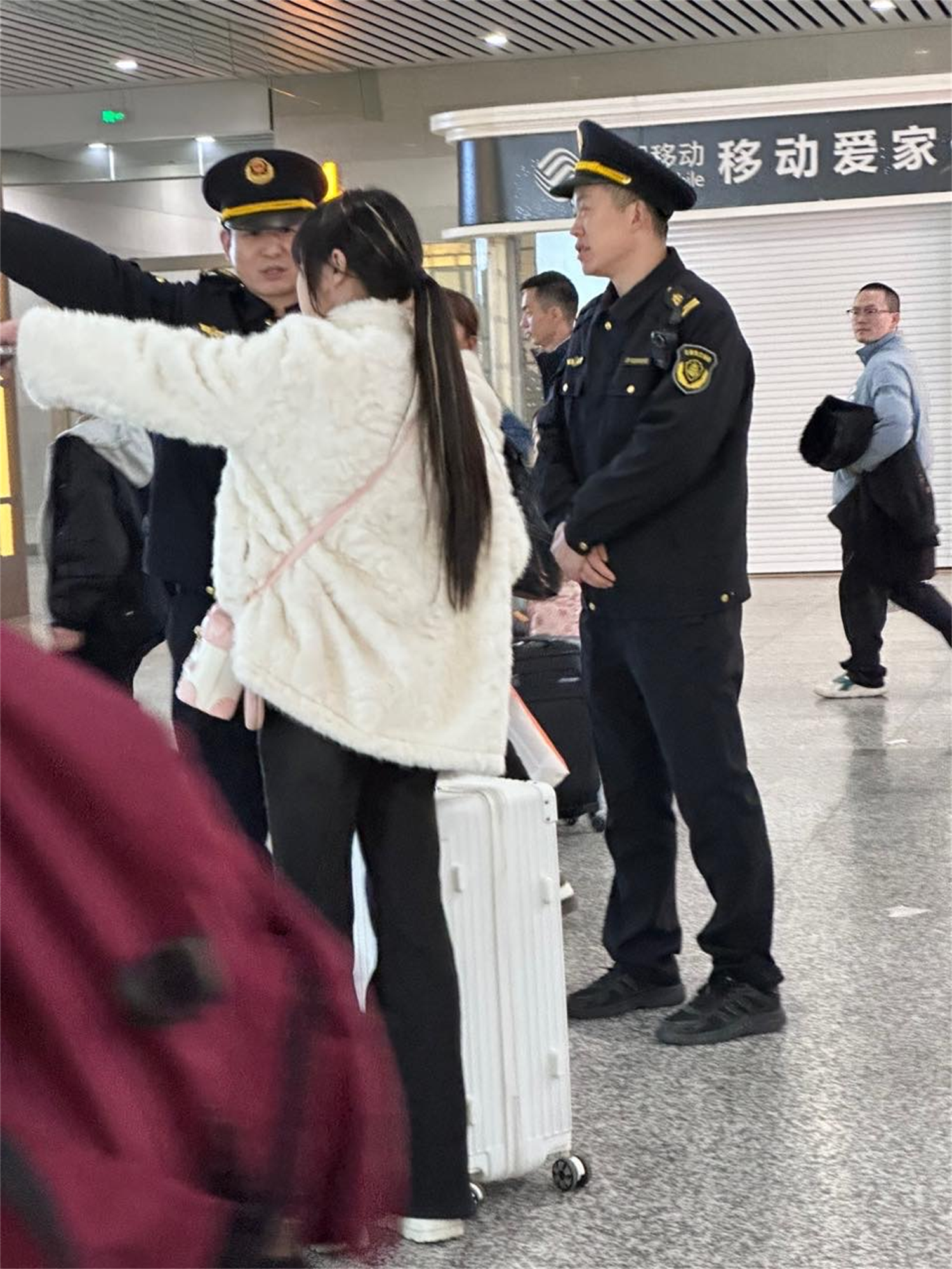 深夜守护，铺就温暖回家路