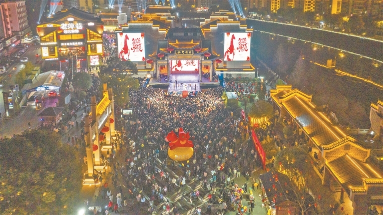 2月20日,萍乡市安源区南正街,趣味猜灯谜、非遗表演等特色文旅活动,吸引众多游客前来游玩。特约通讯员 李桂东摄