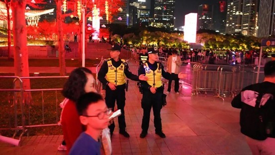 春节我在岗 守护不打烊丨李文强：灯光璀璨处，有他巡逻的身影