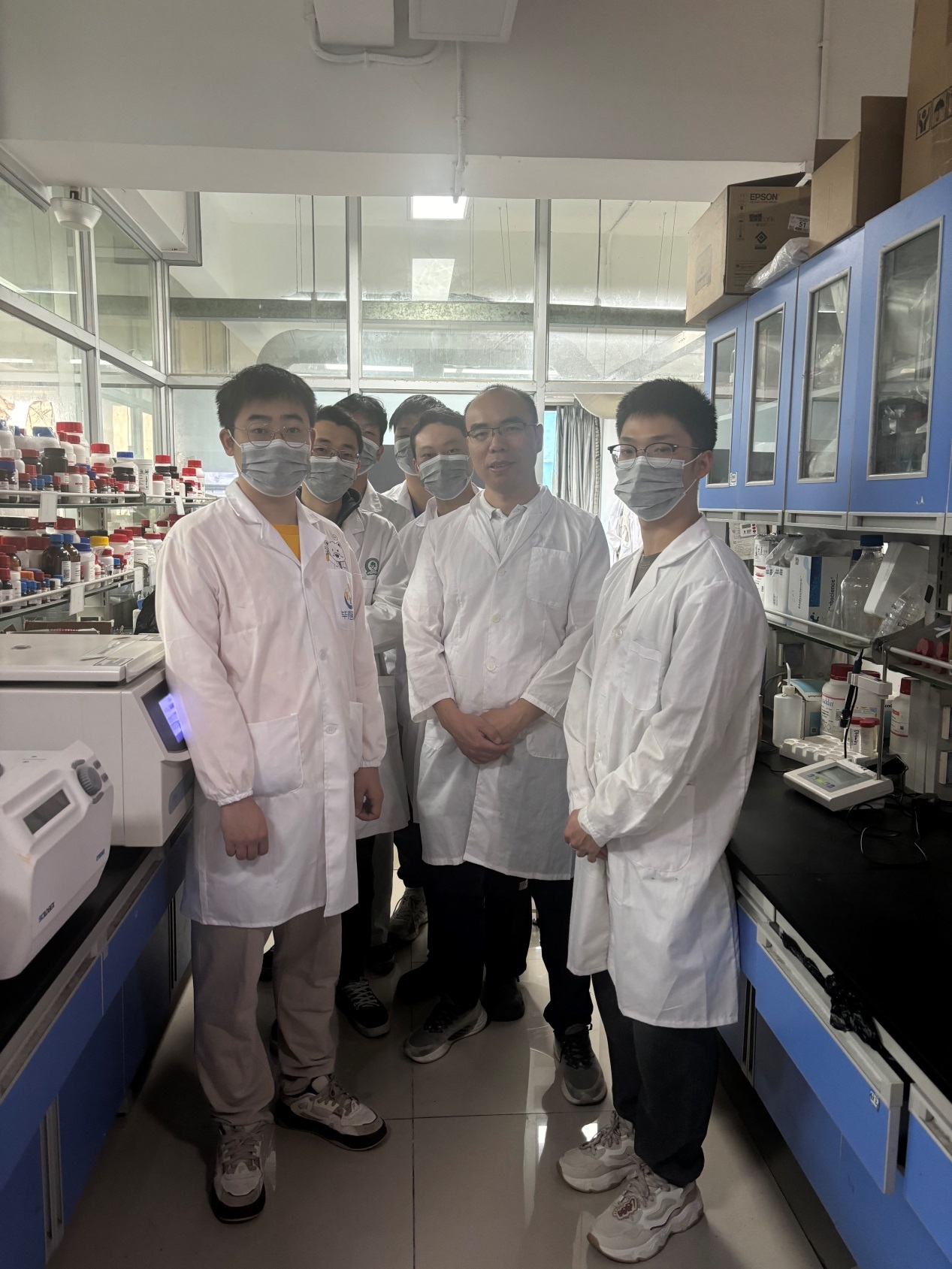 南方医科大学药学院陈建军教授（右二）团队
