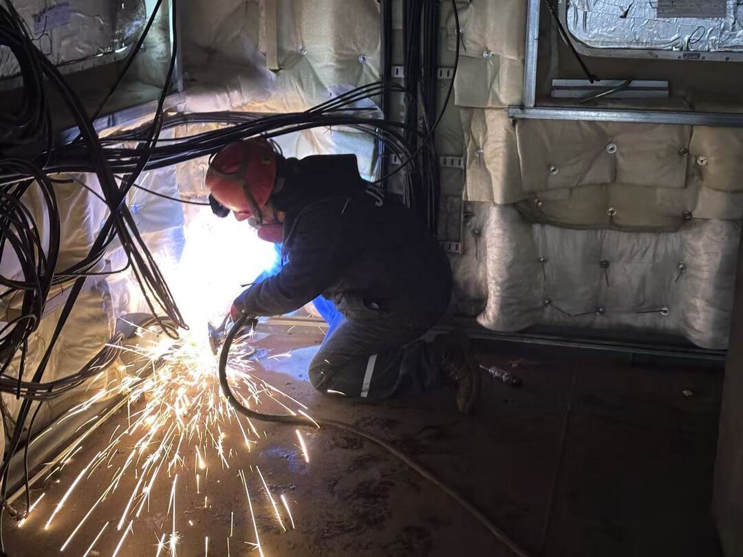 造船工人在进行打磨、焊接作业