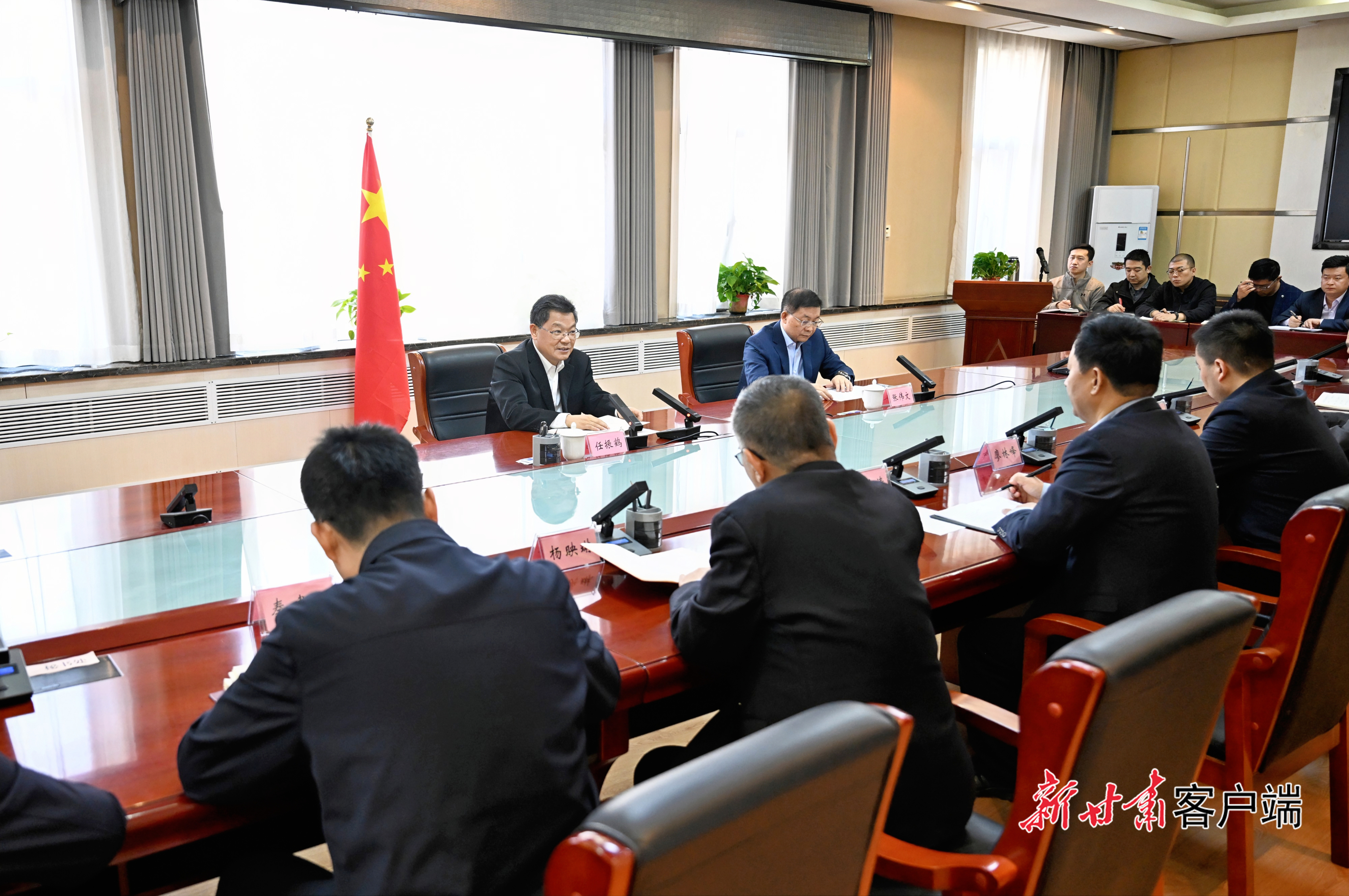 春节假期后上班第一天,省委副书记、省长任振鹤看望慰问省政府研究室干部,向大家致以新春的美好祝福。新甘肃·甘肃日报记者 盛学卿